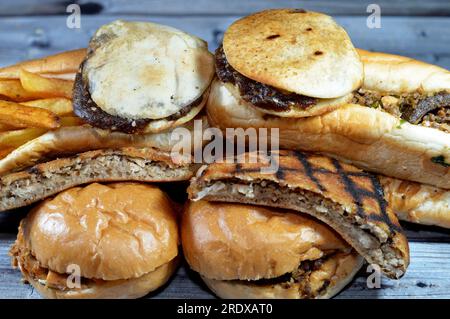 Divers sandwichs, sandwichs au shawarma au poulet et au bœuf, Hawawshi égyptien traditionnel, pita farcie au poulet et épicé, finge frites Banque D'Images