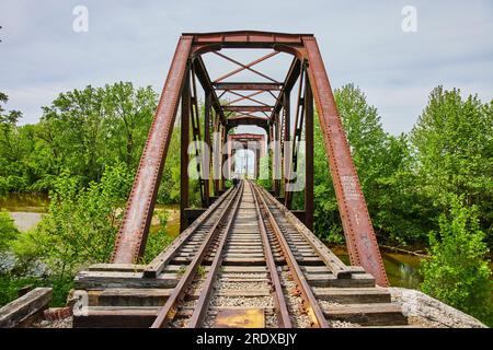 Vue estivale de l'entrée du pont ferroviaire avec des gens sur les voies ferrées Banque D'Images