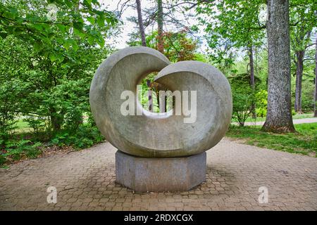 Sculpture en pierre dans la forêt de Bernheim sur un chemin pavé menant au cœur de la forêt Banque D'Images