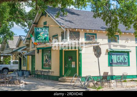 New Orleans, LA, USA - 22 juillet 2023 : populaire Mick's Irish Pub dans le quartier de Mid-City Banque D'Images