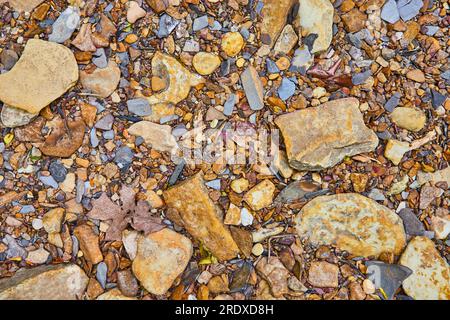 Petits cailloux à de plus grandes roches dans des roches de rivière aléatoires colorées et actif de fond de schiste Banque D'Images