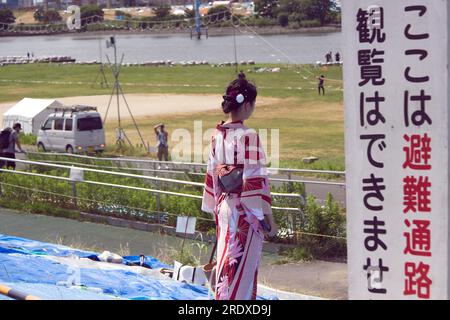 2023/07/22, Tokyo, le feu d'artifice Adachi est le premier feu d'artifice à grande échelle à se tenir à Tokyo fin juillet. Le 45e Festival des feux d'artifice d'Adachi, pour la première fois en quatre ans, a lancé environ 15 000 feux d'artifice sur le lit de la rivière Arakawa en seulement une heure. Crédit : Michael Steinebach/AFLO/Alamy Live News Banque D'Images