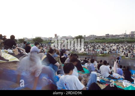 2023/07/22, Tokyo, le feu d'artifice Adachi est le premier feu d'artifice à grande échelle à se tenir à Tokyo fin juillet. Le 45e Festival des feux d'artifice d'Adachi, pour la première fois en quatre ans, a lancé environ 15 000 feux d'artifice sur le lit de la rivière Arakawa en seulement une heure. Crédit : Michael Steinebach/AFLO/Alamy Live News Banque D'Images