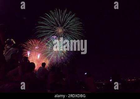 2023/07/22, Tokyo, le feu d'artifice Adachi est le premier feu d'artifice à grande échelle à se tenir à Tokyo fin juillet. Le 45e Festival des feux d'artifice d'Adachi, pour la première fois en quatre ans, a lancé environ 15 000 feux d'artifice sur le lit de la rivière Arakawa en seulement une heure. Crédit : Michael Steinebach/AFLO/Alamy Live News Banque D'Images