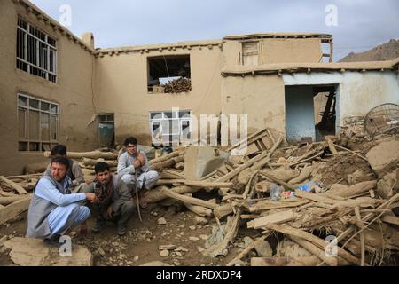 Wardak. 23 juillet 2023. Cette photo prise le 23 juillet 2023 montre une maison détruite par des inondations dans la province de Wardak, en Afghanistan. Le nombre de victimes liées aux inondations est passé à 26 morts, avec 44 blessés dans la province de Wardak, dans l'est de l'Afghanistan, a déclaré dimanche Shafiullah Rahimi, porte-parole de l'Autorité de gestion des catastrophes naturelles. Crédit : Saifurahman Safi/Xinhua/Alamy Live News Banque D'Images