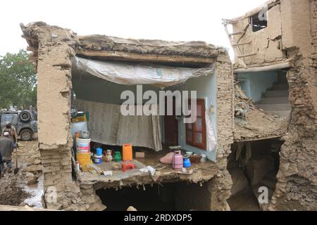 Wardak. 23 juillet 2023. Cette photo prise le 23 juillet 2023 montre une maison détruite par des inondations dans la province de Wardak, en Afghanistan. Le nombre de victimes liées aux inondations est passé à 26 morts, avec 44 blessés dans la province de Wardak, dans l'est de l'Afghanistan, a déclaré dimanche Shafiullah Rahimi, porte-parole de l'Autorité de gestion des catastrophes naturelles. Crédit : Saifurahman Safi/Xinhua/Alamy Live News Banque D'Images