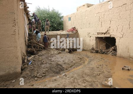 Wardak. 23 juillet 2023. Cette photo prise le 23 juillet 2023 montre une maison détruite par des inondations dans la province de Wardak, en Afghanistan. Le nombre de victimes liées aux inondations est passé à 26 morts, avec 44 blessés dans la province de Wardak, dans l'est de l'Afghanistan, a déclaré dimanche Shafiullah Rahimi, porte-parole de l'Autorité de gestion des catastrophes naturelles. Crédit : Saifurahman Safi/Xinhua/Alamy Live News Banque D'Images