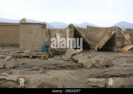 Wardak. 23 juillet 2023. Cette photo prise le 23 juillet 2023 montre une maison détruite par des inondations dans la province de Wardak, en Afghanistan. Le nombre de victimes liées aux inondations est passé à 26 morts, avec 44 blessés dans la province de Wardak, dans l'est de l'Afghanistan, a déclaré dimanche Shafiullah Rahimi, porte-parole de l'Autorité de gestion des catastrophes naturelles. Crédit : Saifurahman Safi/Xinhua/Alamy Live News Banque D'Images