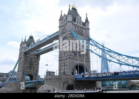 Londres, Royaume-Uni. 23 juillet 2023. Environ 1500 Israéliens britanniques ont protesté lundi à la Knesset avant le vote sur la réforme judiciaire, qui vise à limiter les pouvoirs de la Cour suprême du pays. Le gouvernement de Benjamin Netanyahu soutient que les changements sont nécessaires pour rééquilibrer l'équilibre des pouvoirs, tandis que les critiques disent que cela affaiblira le système judiciaire et sapera la démocratie. La manifestation à Londres a traversé Tower Bridge en solidarité avec les dizaines de milliers de personnes qui marchaient de tel Aviv à Jérusalem pour s’opposer au projet de loi. Crédit : Photographie de onzième heure / Alamy Live News Banque D'Images