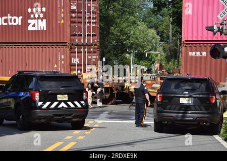 Harrington Park, États-Unis. 23 juillet 2023. La police ferme la zone pendant que les autorités enquêtent sur un accident mortel impliquant un train de marchandises et une personne. Piéton heurté par le train à Harriot Avenue et West Shore Drive à Harrington Park. Une personne a été heurtée par un train dimanche après-midi vers 2:30 h, heure de l'est. Les enquêteurs sur les lieux de crime du bureau du shérif du comté de Bergen et du bureau du médecin légiste du comté de Bergen enquêtaient sur l'incident. Crédit : SOPA Images Limited/Alamy Live News Banque D'Images