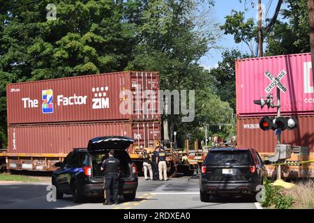 Harrington Park, États-Unis. 23 juillet 2023. La police ferme la zone pendant que les autorités enquêtent sur un accident mortel impliquant un train de marchandises et une personne. Piéton heurté par le train à Harriot Avenue et West Shore Drive à Harrington Park. Une personne a été heurtée par un train dimanche après-midi vers 2:30 h, heure de l'est. Les enquêteurs sur les lieux de crime du bureau du shérif du comté de Bergen et du bureau du médecin légiste du comté de Bergen enquêtaient sur l'incident. (Photo de Kyle Mazza/SOPA Images/Sipa USA) crédit : SIPA USA/Alamy Live News Banque D'Images