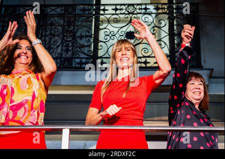 Madrid, Espagne. 23 juillet 2023. Maria Begona Gomez Fernandez, la femme de Pedro Sanchez, Et Maria Jesus Montero, ministre espagnole des Finances, avec Cristina Narbona, présidente du PSOE, fête les bons résultats obtenus lors de la nuit électorale du 23 juillet 2023 dans la rue avec la foule devant le siège national du PSOE à Madrid crédit: SOPA Images Limited/Alamy Live News Banque D'Images