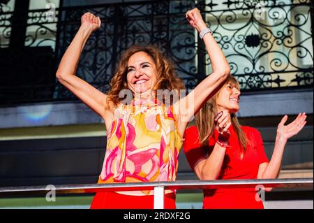 Madrid, Espagne. 23 juillet 2023. Maria Begona Gomez Fernandez, épouse de Pedro Sanchez, et Maria Jesus Montero, espagnole Maria Jesus Montero, célèbrent les bons résultats obtenus lors de la nuit électorale du 23 juillet 2023 dans la rue avec la foule devant le siège national du parti PSOE à Madrid. Crédit : SOPA Images Limited/Alamy Live News Banque D'Images