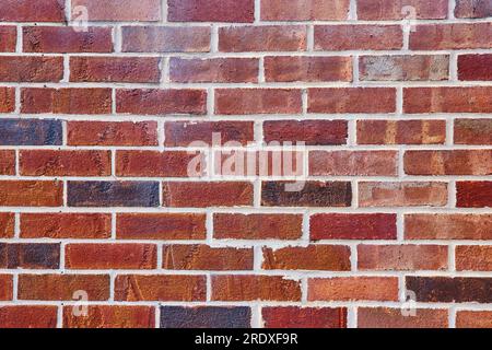 Fond Asset mur de briques rouges avec des teintes variables et mortier blanc Banque D'Images