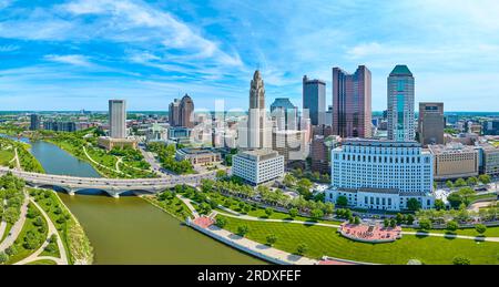 Panorama aérien Columbus Ohio avec ciel bleu vif avec nuages et pont sur la rivière Scioto Banque D'Images