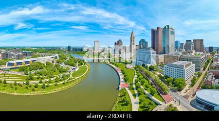 Ciel bleu en été au-dessus du centre-ville de Columbus Ohio aérien avec les deux côtés du panorama de la rivière Banque D'Images