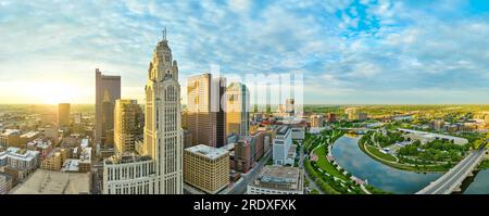 Antenne panoramique de Columbus Ohio divisée par Scioto River au lever du soleil Banque D'Images