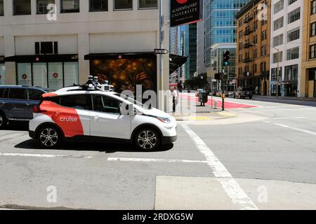 Une voiture autonome à l'intersection de la rue à San Francisco, Californie ; Cruise Computed Robotic taxi pour le transport des personnes en ville. Banque D'Images
