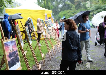 Dublin, Irlande. 23 juillet 2023. Une femme voit une exposition de photos lors d'un événement de la "Culture chinoise dans une Van" à Dublin, Irlande, le 23 juillet 2023. L'événement annuel conçu pour promouvoir la culture chinoise en Irlande a eu lieu dimanche à Dublin, attirant des centaines de résidents locaux. Crédit : Liu Xiaoming/Xinhua/Alamy Live News Banque D'Images