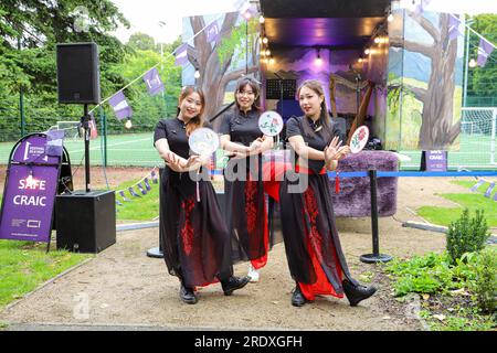 Dublin, Irlande. 23 juillet 2023. Les filles exécutent des danses traditionnelles chinoises lors d'un événement de la « Culture chinoise dans un Van » à Dublin, Irlande, le 23 juillet 2023. L'événement annuel conçu pour promouvoir la culture chinoise en Irlande a eu lieu dimanche à Dublin, attirant des centaines de résidents locaux. Crédit : Zhao Tianyu/Xinhua/Alamy Live News Banque D'Images