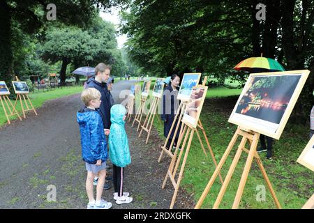 Dublin, Irlande. 23 juillet 2023. Les gens regardent une exposition de photos lors d'un événement de 'Culture chinoise dans un Van' à Dublin, Irlande, le 23 juillet 2023. L'événement annuel conçu pour promouvoir la culture chinoise en Irlande a eu lieu dimanche à Dublin, attirant des centaines de résidents locaux. Crédit : Liu Xiaoming/Xinhua/Alamy Live News Banque D'Images