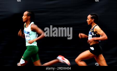 Londres, Grande-Bretagne. 23 juillet 2023. Gudaf Tsegay (R), d'Éthiopie, concourt lors de la finale du 5000m féminin au Diamond Leagues Athletics Meeting à Londres, en Grande-Bretagne, le 23 juillet 2023. Crédit : Li Ying/Xinhua/Alamy Live News Banque D'Images