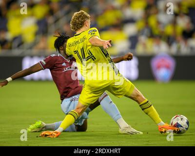 Nashville, États-Unis. 23 juillet 2023 : l'attaquant du SC de Nashville Jacob Shaffelburg (14) bloque le ballon de l'attaquant des Colorado Rapids Diego Rubio (11) pendant la première moitié d'un match de MLS entre Colorado Rapids et le SC de Nashville au Geodis Park à Nashville TN Steve Roberts/CSM crédit : CAL Sport Media/Alamy Live News Banque D'Images