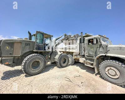 MARI, Chypre (16 juin 2023) l'électricien de construction Cyera Garrett, affecté au Naval Mobile Construction Battalion (NMCB) 1, charge le sol dans un camion à benne basculante MK30 en utilisant la chargeuse 924 à mari, Chypre, le 16 juin 2023. Le NMCB 1 fait partie du Navy Expeditionary combat Command et est affecté au commandant de la Task Force 68 pour un déploiement à travers les États-Unis Forces navales zone d'opérations Europe-Afrique pour défendre les intérêts américains, alliés et partenaires. (ÉTATS-UNIS Navy photo Utilitiesman 3rd Class Logan Hambright) Banque D'Images