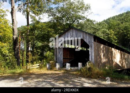 En 1870, le Scott Covered Bridge enjambait la West River à Townshend, dans le Vermont. Cadre magnifique avec arbres et pont ombragé. Banque D'Images