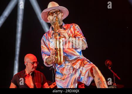 Le saxophoniste Jimmy Sax, nom de scène de Jeremy Rolland sur scène accompagné par Symphonic Dance Orchestra lors de ses représentations live au Castello Scaligero à Villafranca pour son Summer Tour 2023 le 23 juillet 2023, Vérone Italie. (Photo de Roberto Tommasini/NurPhoto) crédit : NurPhoto SRL/Alamy Live News Banque D'Images