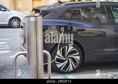 Vienne, Autriche - 12 octobre 2022 : les voitures électriques se chargent à la borne de recharge à l'extérieur Banque D'Images