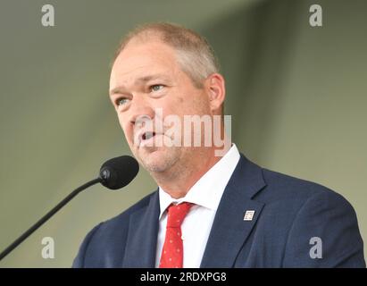 Cooperstown, États-Unis. 23 juillet 2023. Scott Rolen, membre le plus récent du National Baseball Hall of Fame, prend la parole lors de la cérémonie d'intronisation du Temple de la renommée de la Ligue majeure de Baseball pour 2023 intronisés à Cooperstown, New York, le dimanche 23 juillet 2023. Scott Rolen et Fred McGriff sont les deux joueurs intronisés au Temple de la renommée du baseball national en 2023. Photo de George Napolitano/UPI crédit : UPI/Alamy Live News Banque D'Images