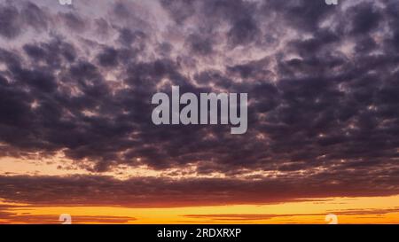 Le ciel du soir était une toile d'oranges et de rouges, reflétant la lumière qui s'estompe. Le ciel du soir se transforme en une toile d'obscurité alors que le soleil disparaît Banque D'Images