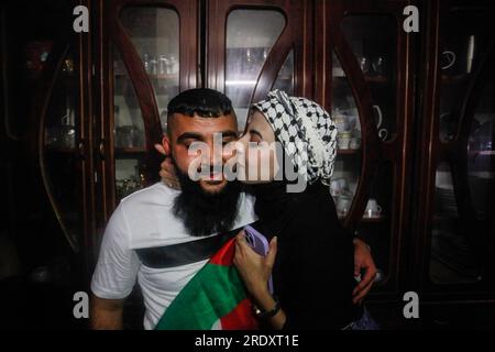 Naplouse, Palestine. 23 juillet 2023. Une femme embrasse le prisonnier, au milieu de Qaddoura, après sa libération par les autorités israéliennes, dans la ville de Balata, à l’est de Naplouse, en Cisjordanie. Le palestinien Amid était prisonnier dans les prisons israéliennes. Crédit : SOPA Images Limited/Alamy Live News Banque D'Images