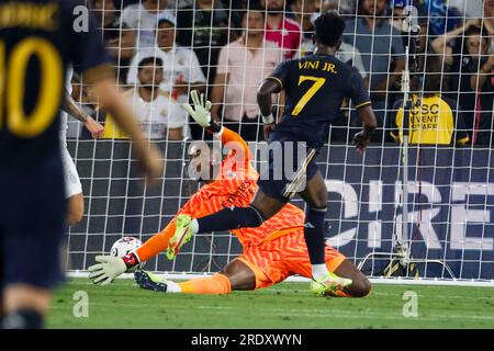 Los Angeles, Californie, États-Unis. 23 juillet 2023. L'attaquant du Real Madrid VinÃ-cius JÃºnior (7) marque sur le gardien de but de l'AC Milan Mike Maignan (16) lors d'un match du Soccer Champions Tour entre l'AC Milan et le Real Madrid FC à Pasadena, en Californie. 23 juillet 2023. (Image de crédit : © Ringo Chiu/ZUMA Press Wire) USAGE ÉDITORIAL SEULEMENT! Non destiné à UN USAGE commercial ! Banque D'Images