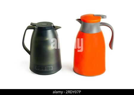 Thermos vert foncé et orange. Gros plan. Isolé sur fond blanc. Banque D'Images