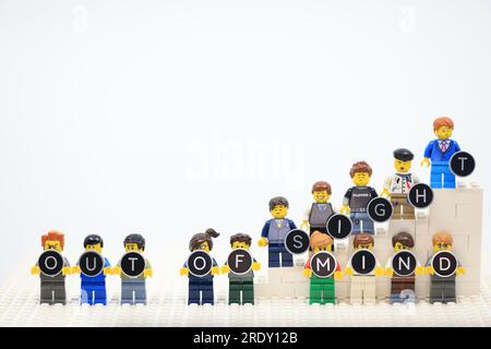 Hong Kong - juillet 17 2023 : le travailleur montre la formulation ' hors de vue, hors de l'esprit Banque D'Images