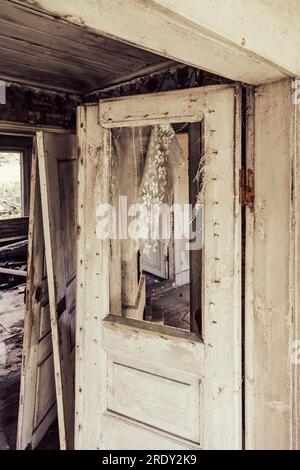 Portes en bois dans une vieille maison abandonnée Banque D'Images