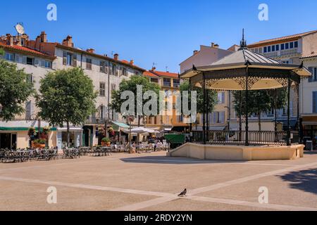 Antibes, France - 24 mai 2023 : place nationale, l'une des nombreuses belles places près du marché provençal local dans la vieille ville Banque D'Images