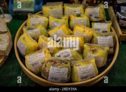 Antibes, France - 24 mai 2023 : emballage individuel mi cuit foie gras mi cuit pâté de foie de canard mi cuit dans une boutique artisanale de la vieille ville Banque D'Images