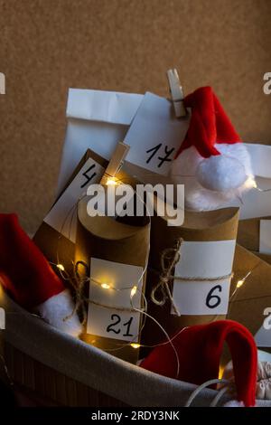 Calendrier original de l'Avent pour Noël maison. Préparation au concept de Noël. Vacances d'hiver en famille. Écologique cadeaux cadeaux. Ouvrez le paquet chaque jour des actes de bonté DIY Banque D'Images