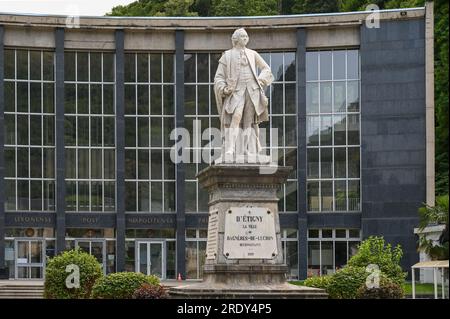 Le complexe thermal de Bagnères-de-Luchon possède les sources sulfuriques les plus fortes de France développées par Antoine Mégret d'Étigny (statue) Banque D'Images