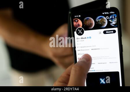 Gdansk, Pologne. 24 juillet 2023. Dans cette illustration photo un logo X vu sur un smartphone.Elon Musk a annoncé dimanche 23 juillet, que l'oiseau bleu emblématique disparaîtrait du logotype du site Twitter. La plate-forme doit également fonctionner sous le nom X. (image de crédit : © Mateusz Slodkowski/ZUMA Press Wire) À USAGE ÉDITORIAL SEULEMENT! Non destiné à UN USAGE commercial ! Banque D'Images