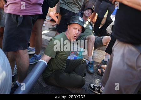 Jérusalem, Israël. 24 juillet 2023. Les manifestants israéliens bloquent l'entrée de la Knesset, car le Parlement israélien devait voter définitivement sur un élément clé des plans controversés du gouvernement pour restructurer le système judiciaire. Crédit : Ilia yefimovich/dpa/Alamy Live News Banque D'Images