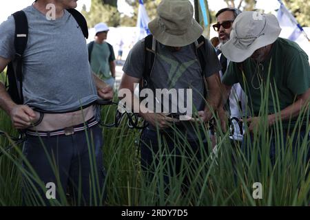 Jérusalem, Israël. 24 juillet 2023. Les manifestants israéliens bloquent l'entrée de la Knesset, car le Parlement israélien devait voter définitivement sur un élément clé des plans controversés du gouvernement pour restructurer le système judiciaire. Crédit : Ilia yefimovich/dpa/Alamy Live News Banque D'Images