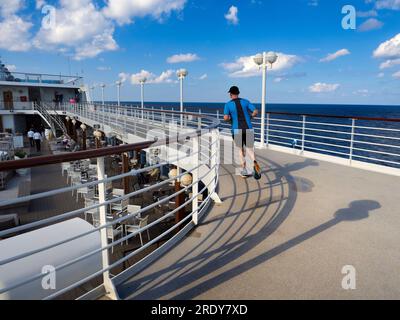 Les pistes de course à pied sont mon arme secrète et ont favorisé le tournage à bord des paquebots de croisière. Non seulement ils aident dans la lutte contre les attaques de l'v Banque D'Images