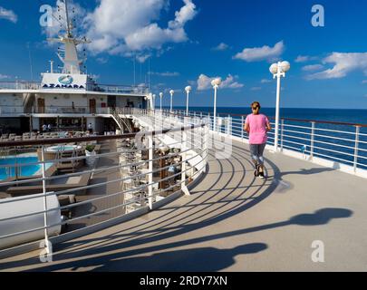 Les pistes de course à pied sont mon arme secrète et ont favorisé le tournage à bord des paquebots de croisière. Non seulement ils aident dans la lutte contre les attaques de l'v Banque D'Images