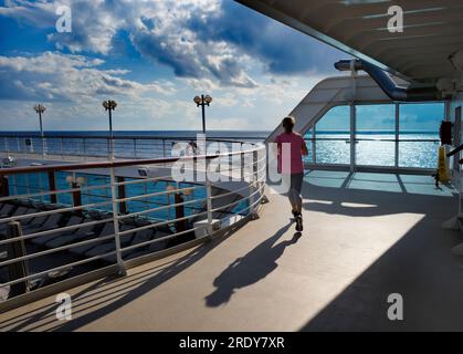 Les pistes de course à pied sont mon arme secrète et ont favorisé le tournage à bord des paquebots de croisière. Non seulement ils aident dans la lutte contre les attaques de l'v Banque D'Images