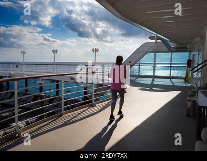 Les pistes de course à pied sont mon arme secrète et ont favorisé le tournage à bord des paquebots de croisière. Non seulement ils aident dans la lutte contre les attaques de l'v Banque D'Images