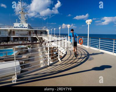 Les pistes de course à pied sont mon arme secrète et ont favorisé le tournage à bord des paquebots de croisière. Non seulement ils aident dans la lutte contre les attaques de l'v Banque D'Images